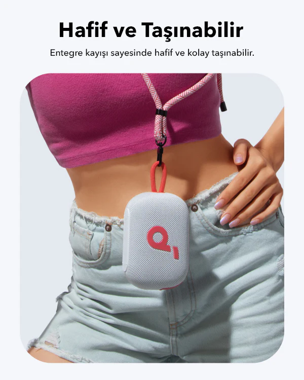 Pembe bir üst ve kot şort giyen bir kadın, boynunda küçük, beyaz bir hoparlör asılı.