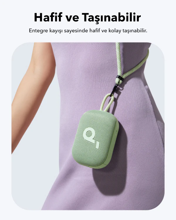 Boynunda yeşil bir taşınabilir hoparlör taşıyan bir kadın. Hoparlörde bir logo var.