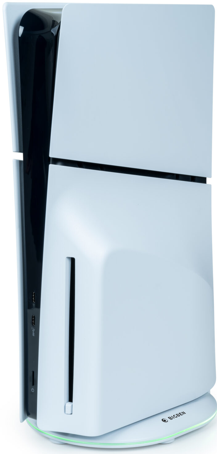 Playstation 5 blanche et bleue, vue latérale, avec lumière verte.