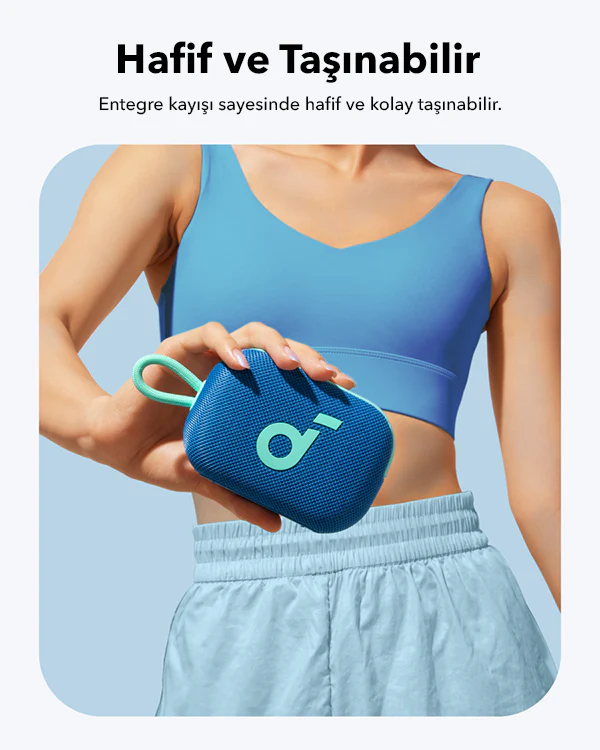 Kadın, yeşil halkalı mavi bir hoparlör tutuyor.