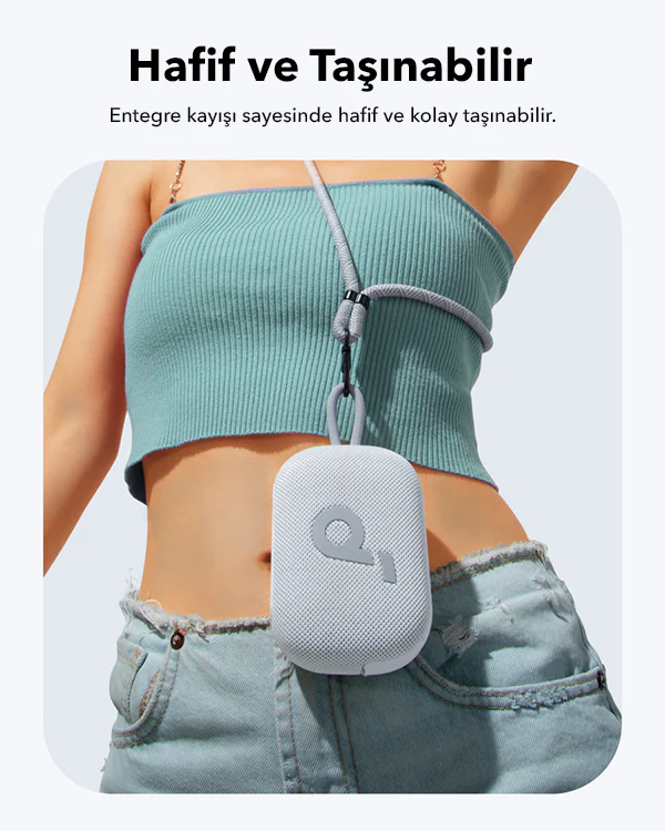 Boynunda telefon kılıfı olan bir kadın. Belinde logolu bir hoparlör.