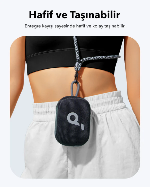 Küçük, koyu gri bir hoparlör takan kişi. Hoparlör bir kayıştan asılı.