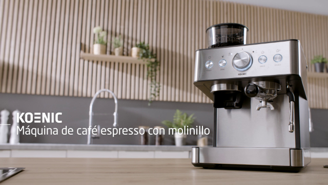Máquina de espresso de acero inoxidable con molinillo, fondo de madera. Texto: 'KOENIC' y 'Máquina de café espresso con molinillo'.