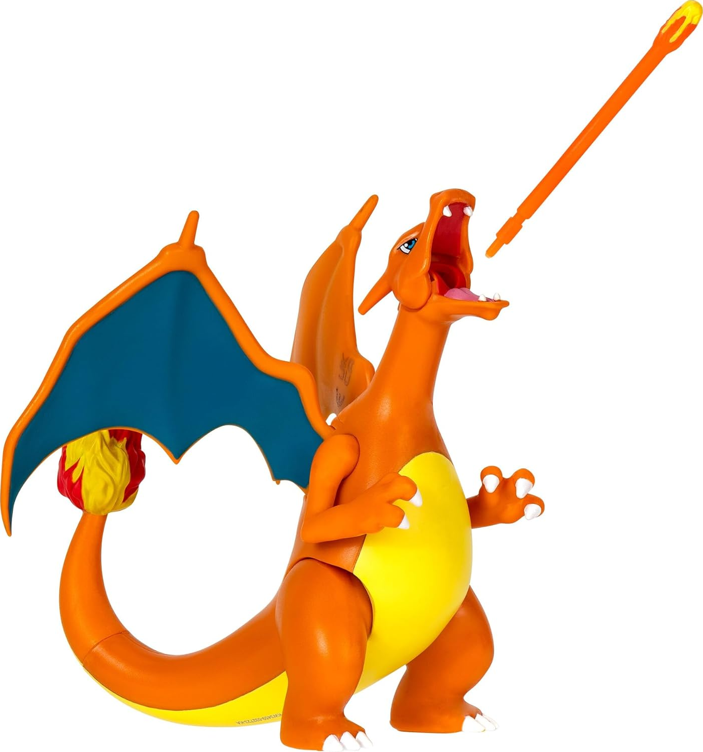 Orangefarbene Charizard-Figur mit blauen Flügeln und Feuer, die Feuer speit. Weißer Hintergrund.
