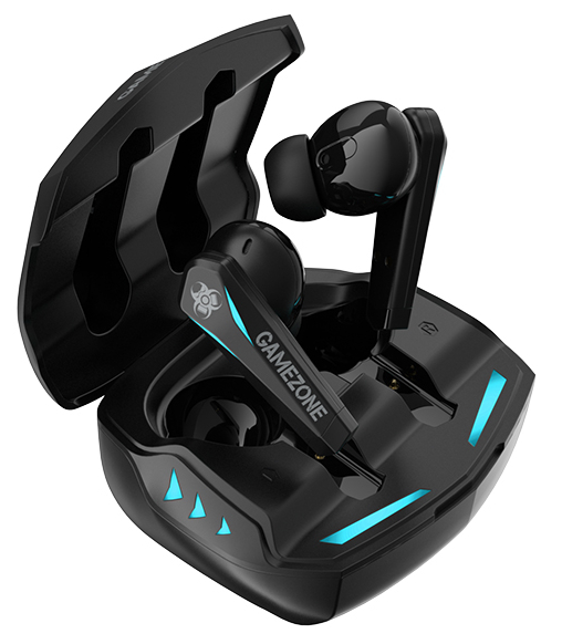 Czarne słuchawki do gier w otwartym etui ładującym. Niebieskie akcenty, etykieta 'GAMEZONE' na jednej słuchawce.