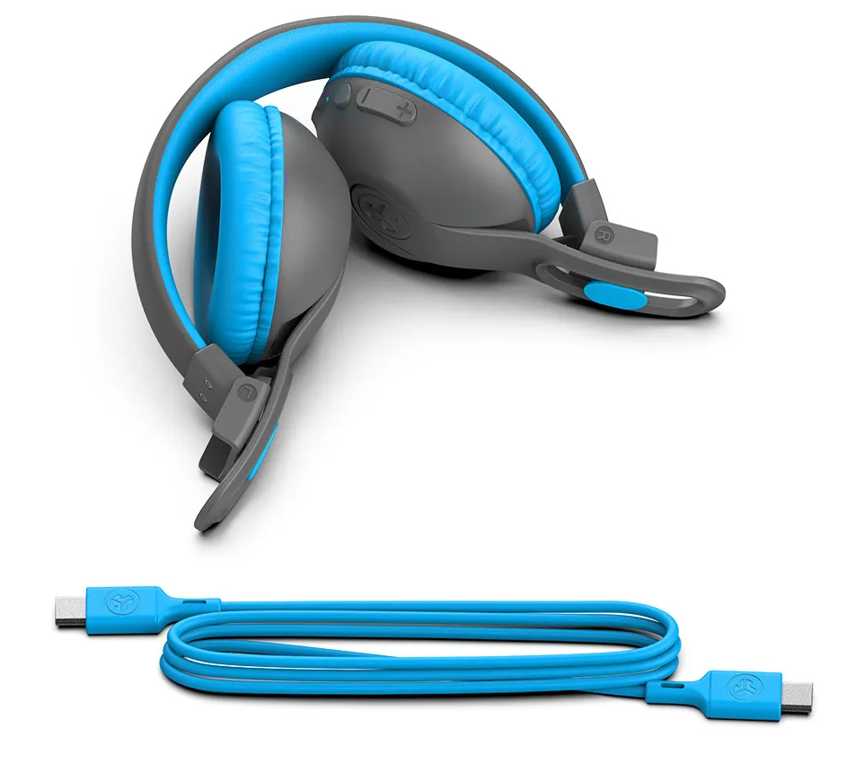 Niebieskie i szare słuchawki oraz niebieski kabel ładujący.