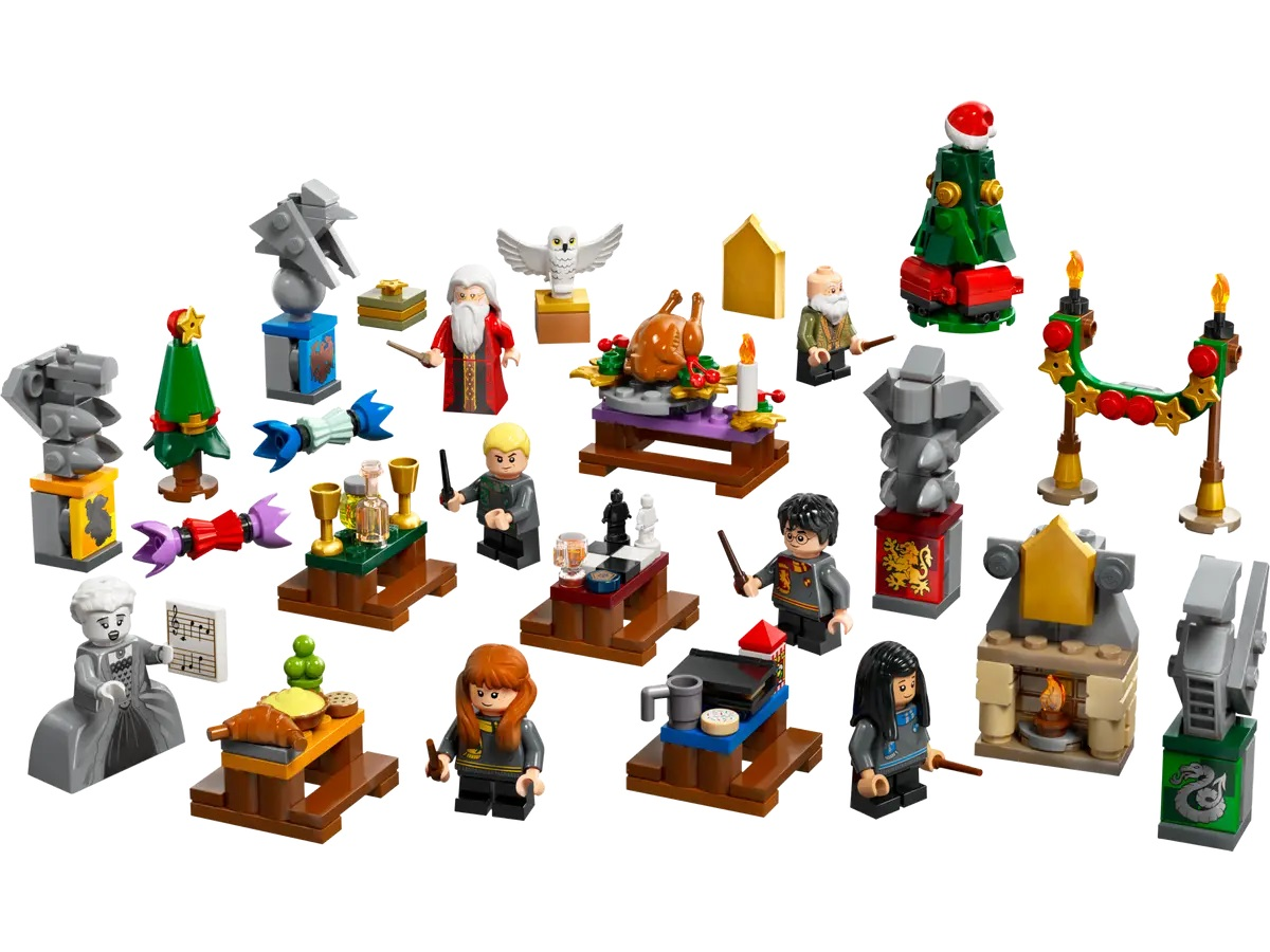 Kolekcja figurek i akcesoriów Lego Harry Potter na białej powierzchni.