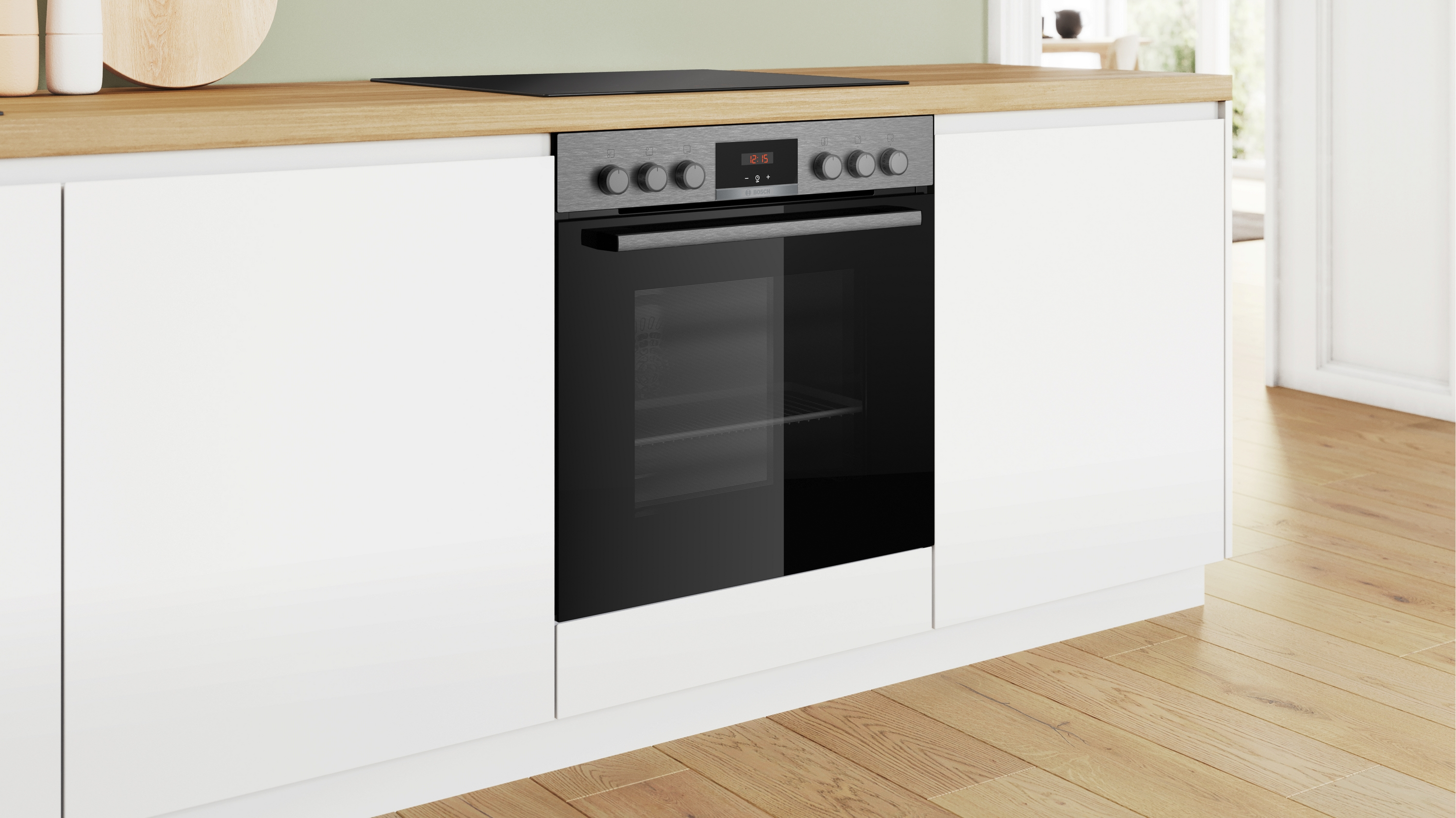 Moderne Küche mit Einbau-Backofen. Der Ofen hat eine schwarze Glastür und ein digitales Display. Weiße Schränke und Holzplatte.