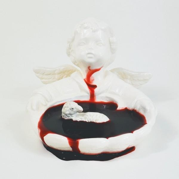Weiße Engelsfigur mit Blut, das in eine Schale mit einem Lamm fließt. Weißer Hintergrund.