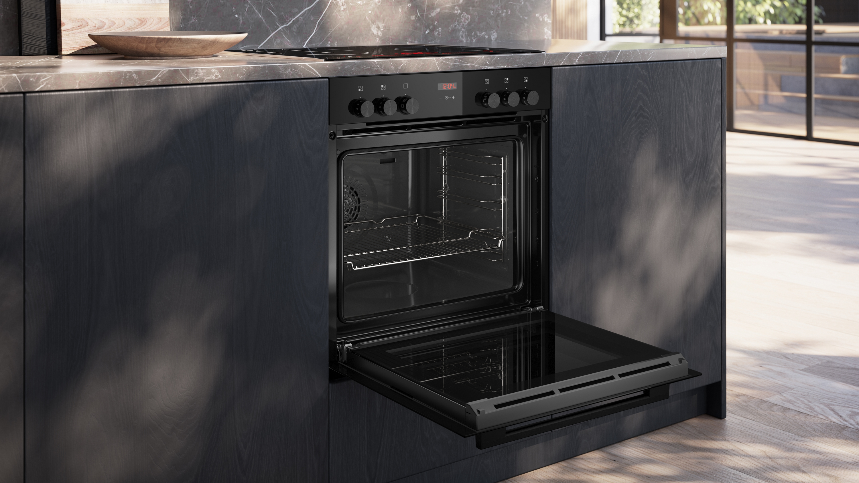 Backofen-Innenraum mit offener Tür, in einem Küchenschrank.