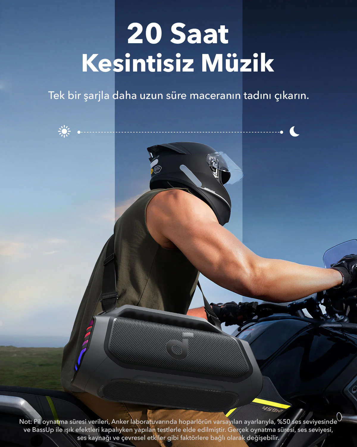 Siyah hoparlörlü motosiklette adam, gün.