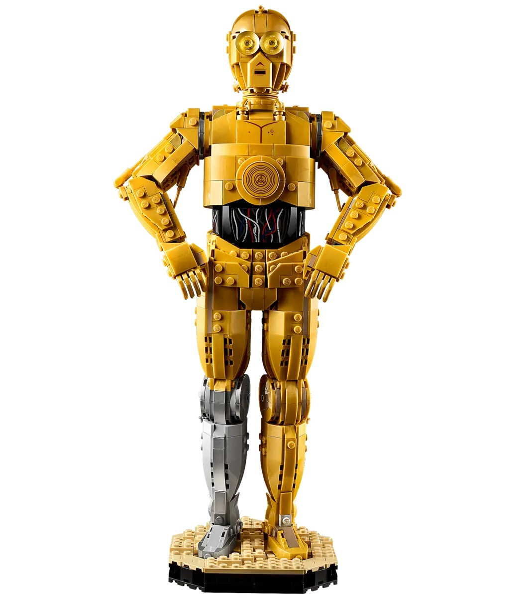 Model robota Lego C-3PO, złoty i srebrny, stojący na podstawie, białe tło.
