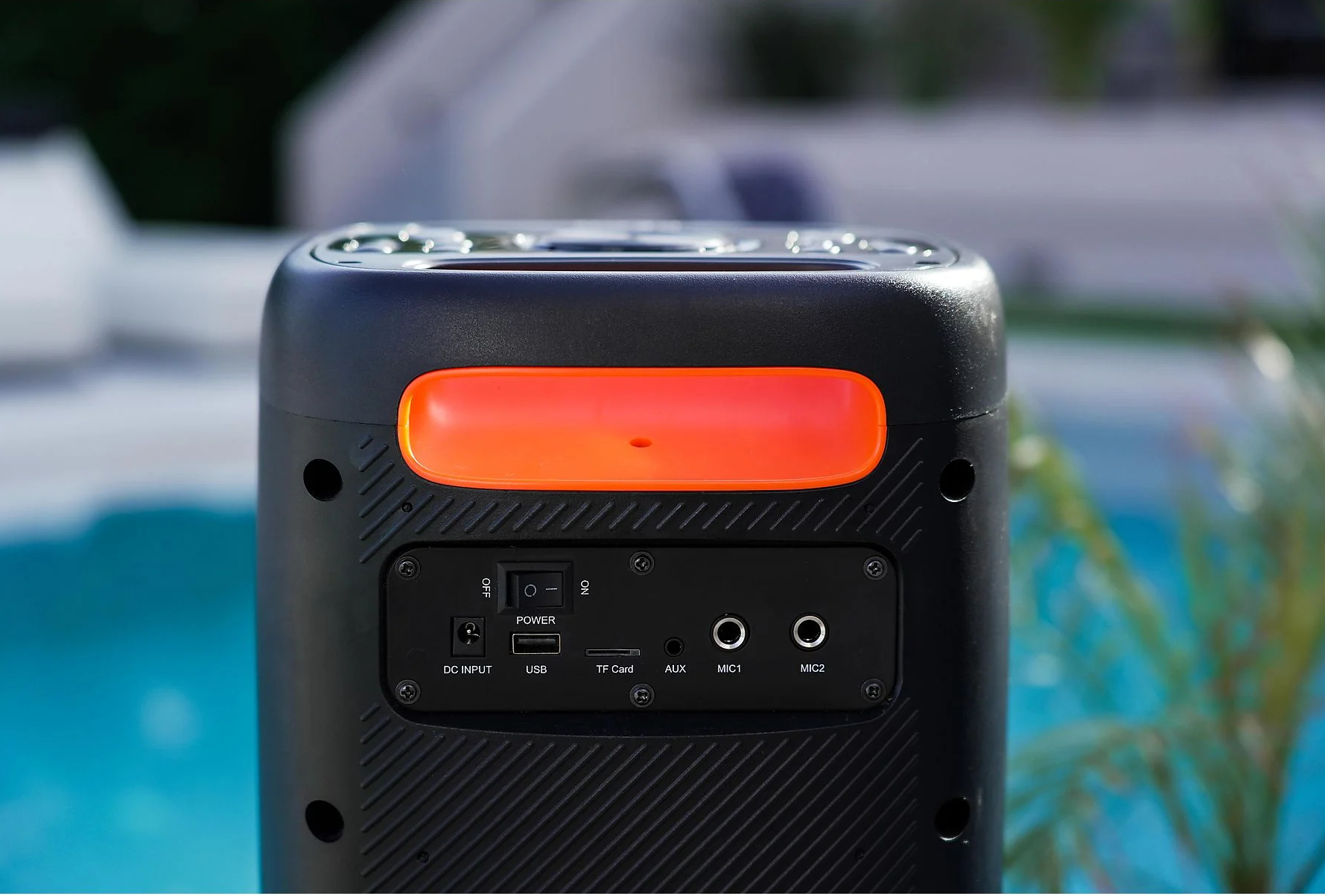 Tył czarnego głośnika, z portami i elementami sterującymi.