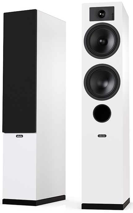 Dwa wysokie białe głośniki z czarnymi osłonami głośników.