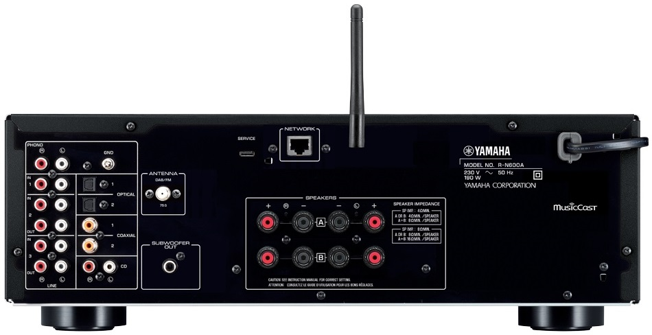 Widok z tyłu czarnego odbiornika Yamaha. Widoczne liczne porty i połączenia.