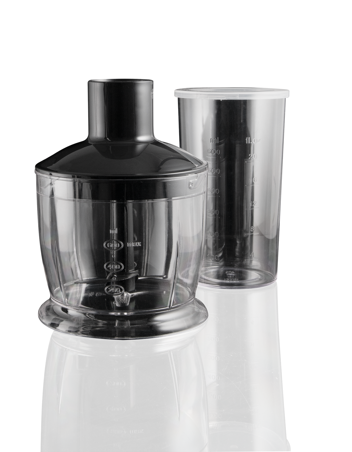 Piezas de licuadora de plástico transparente: una base de licuadora con una cuchilla y una taza medidora con marcas de volumen.