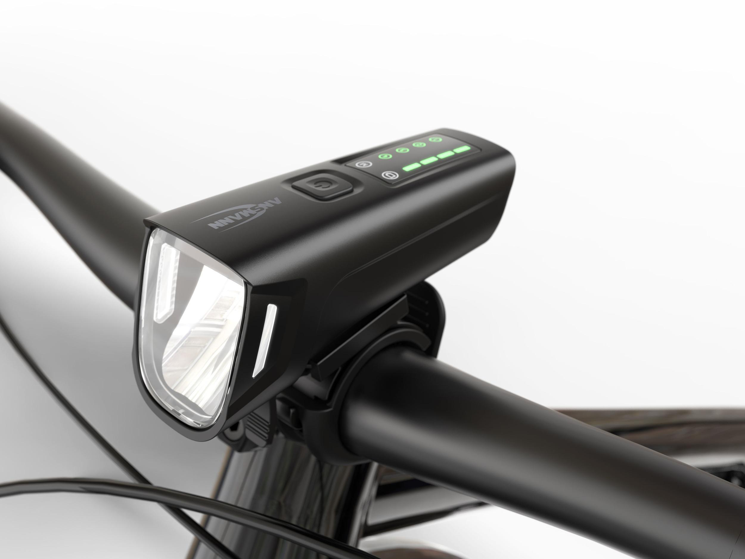 Schwarzes Fahrradlicht am Lenker. Es ist zum Betrachter hin abgewinkelt, mit einigen Lichtern oben.