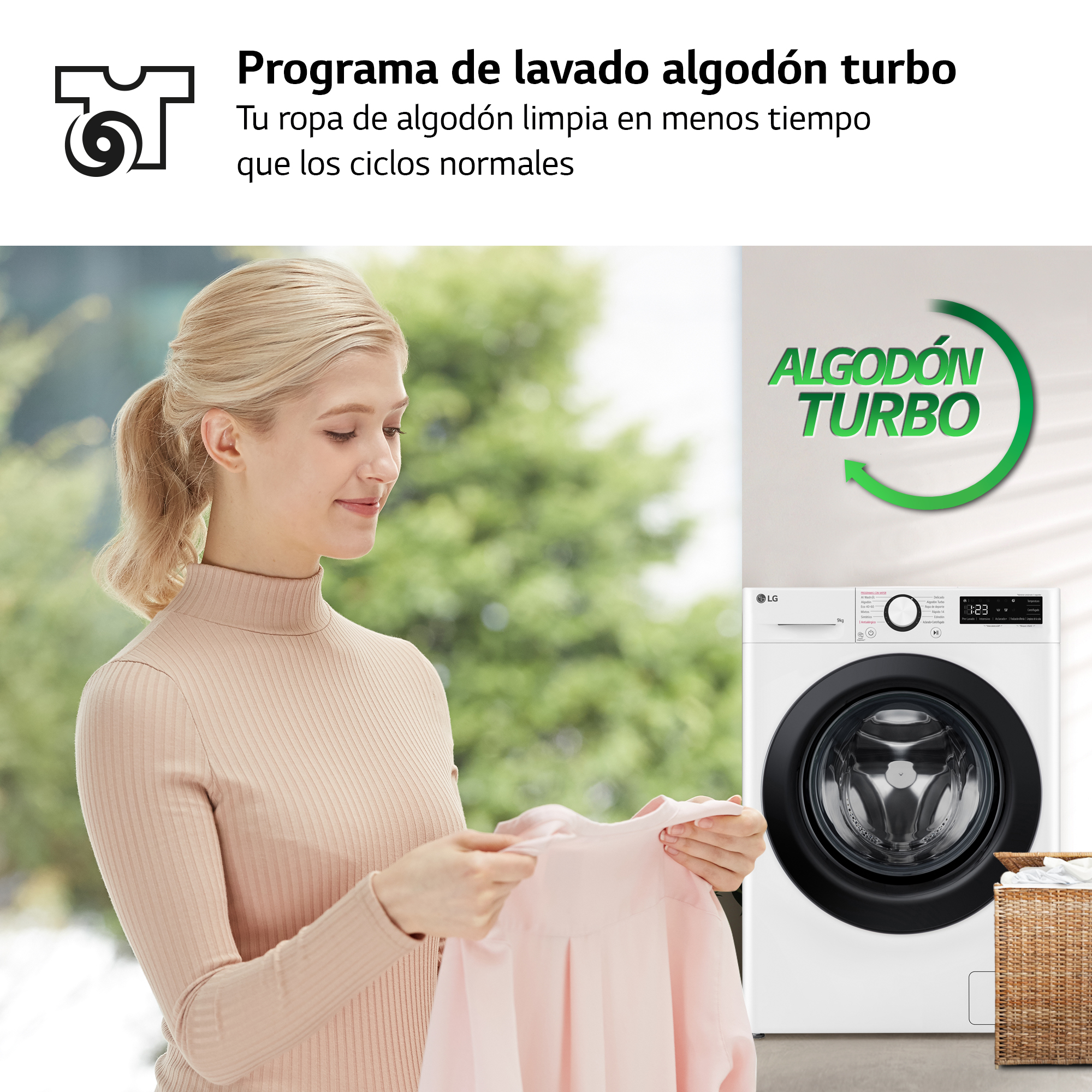 Mujer sosteniendo una camisa rosa. Lavadora a la derecha. Cesta de ropa a la derecha.