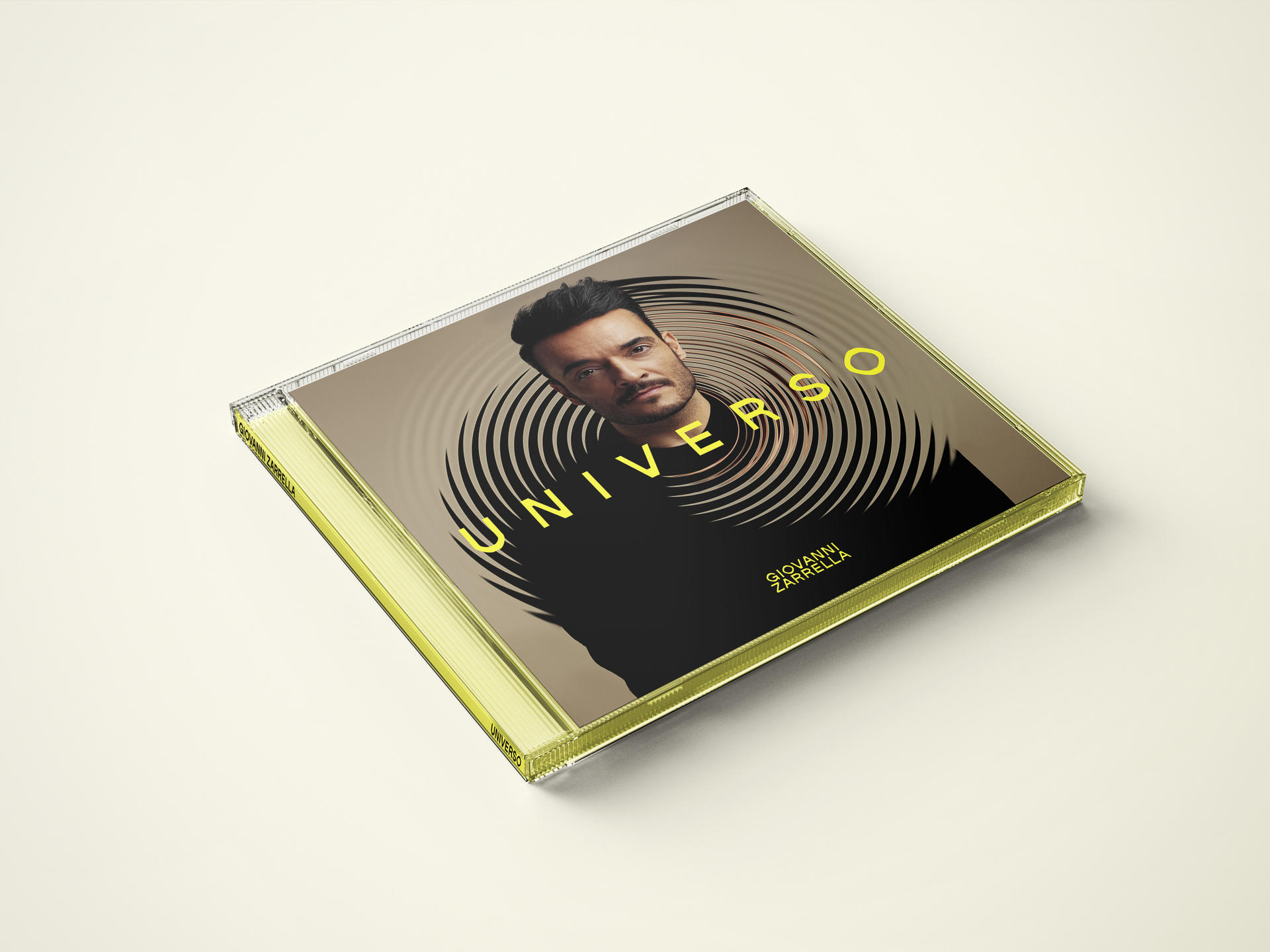 CD-Hülle mit Porträt eines Mannes und dem Wort 'UNIVERSO'.