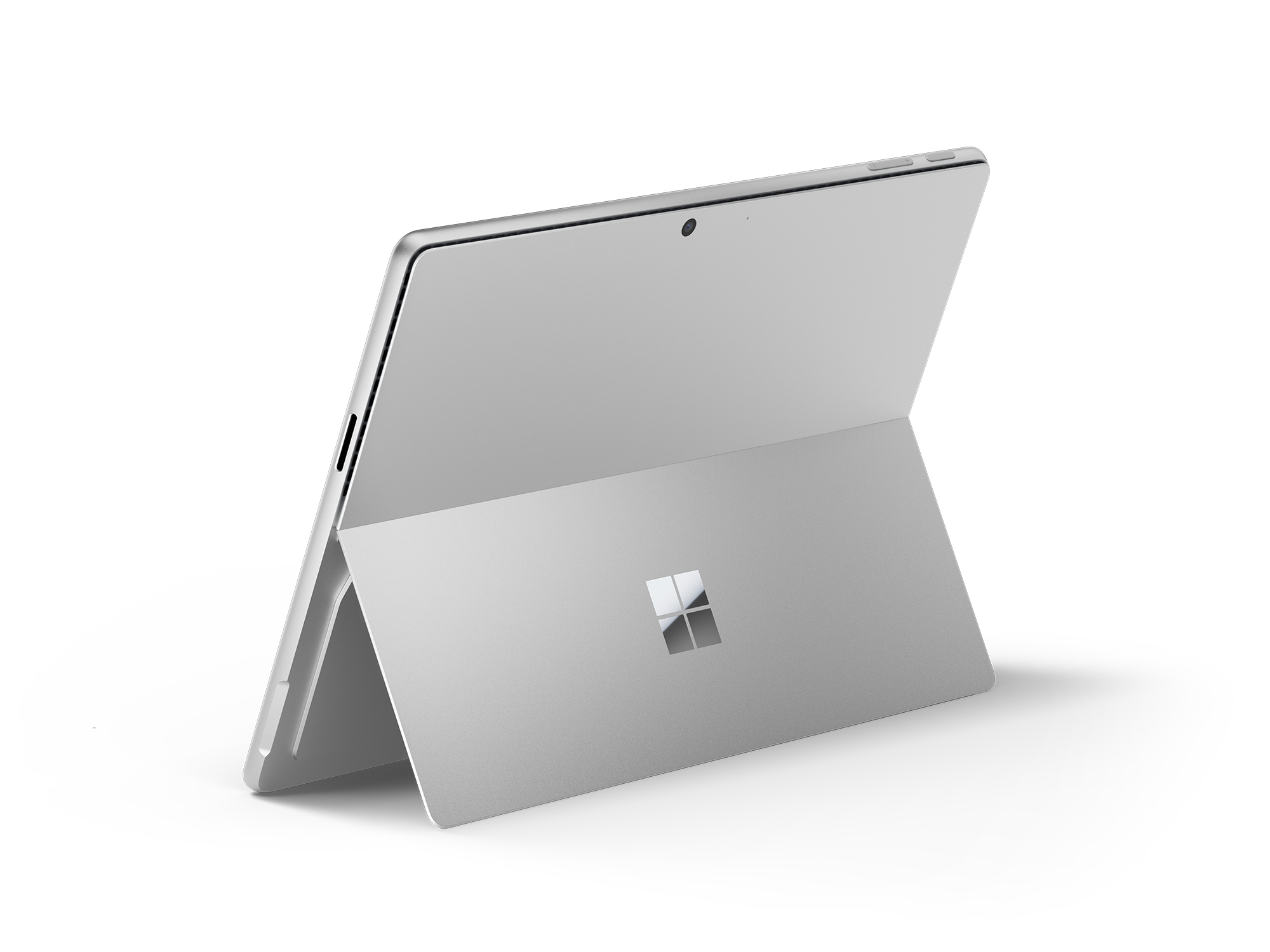 Silbernes Tablet mit Microsoft-Logo auf der Rückseite, leicht angewinkelt, auf weißem Hintergrund.