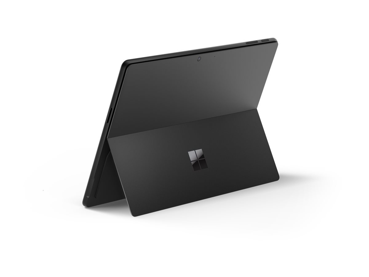 Ein schwarzer Laptop, leicht geöffnet, auf einer weißen Oberfläche.
