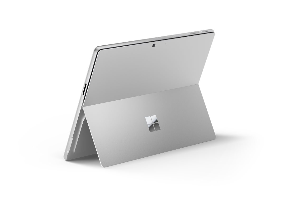 Silbernes Tablet mit geöffnetem Ständer, zeigt die Rückseite mit Microsoft-Logo, weißer Hintergrund.