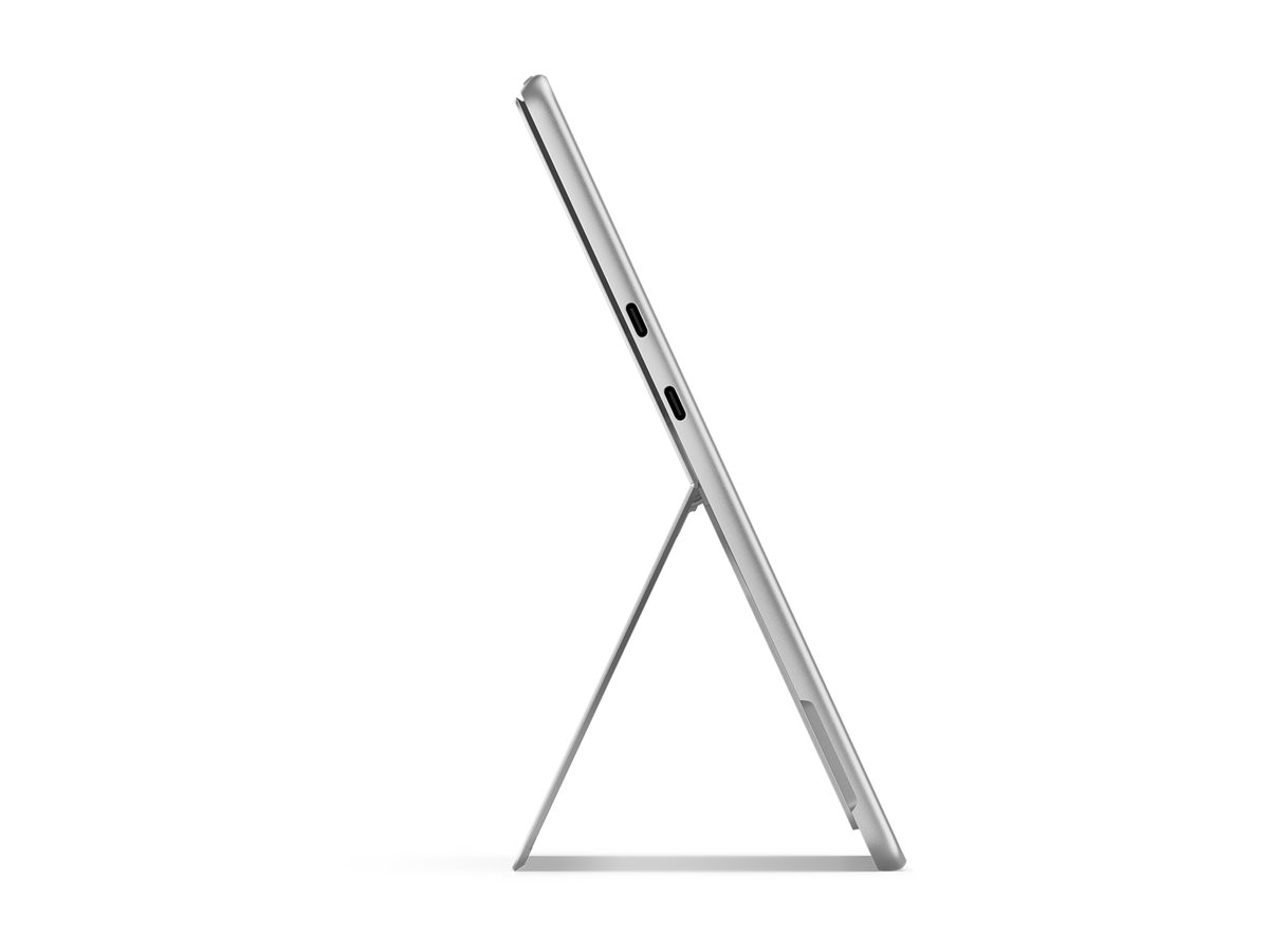 Ein silbernes Tablet steht mit einem Ständer aufrecht und zeigt sein Seitenprofil vor weißem Hintergrund.