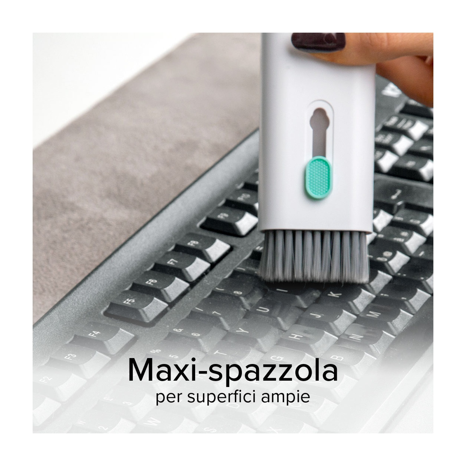 Spazzola per la pulizia bianca che pulisce una tastiera. Testo: Maxi-spazzola per grandi superfici.