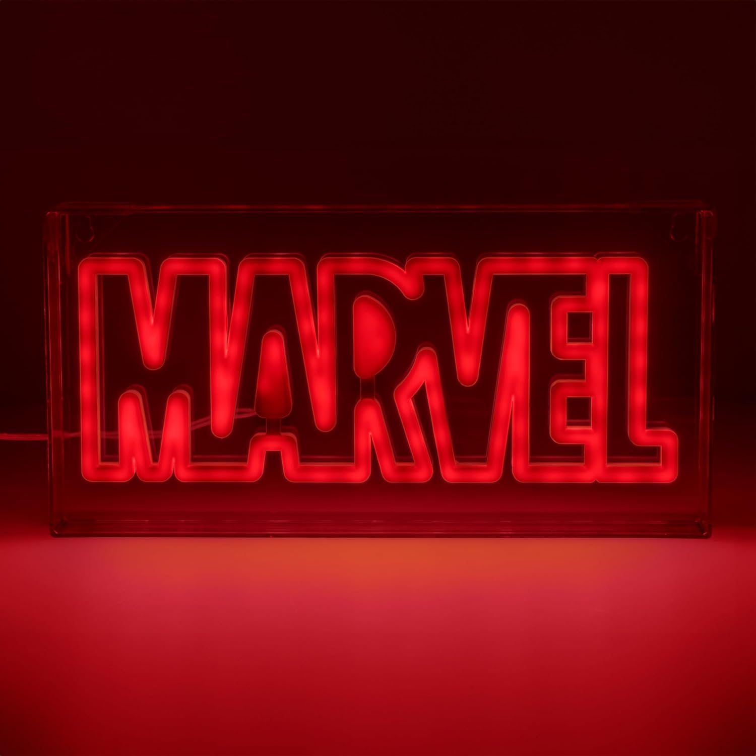 Egy pirosan világító tábla, melyen fehérrel a 'MARVEL' felirat látható.