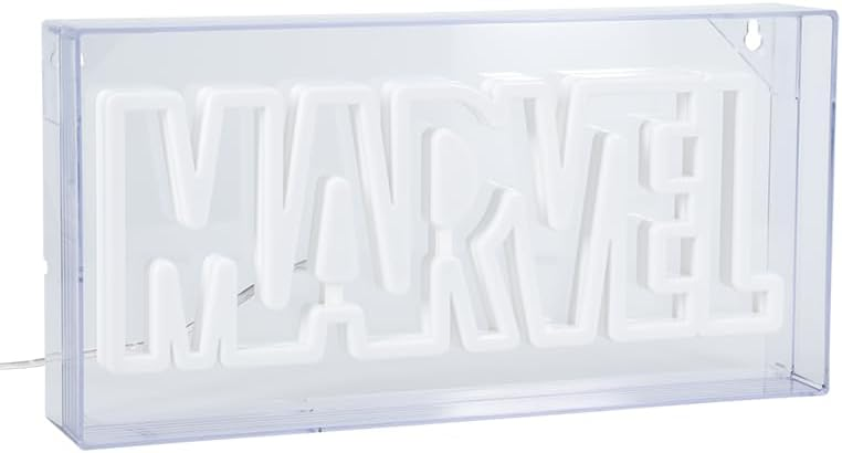 Egy fehér neon MARVEL felirat átlátszó műanyag dobozban.