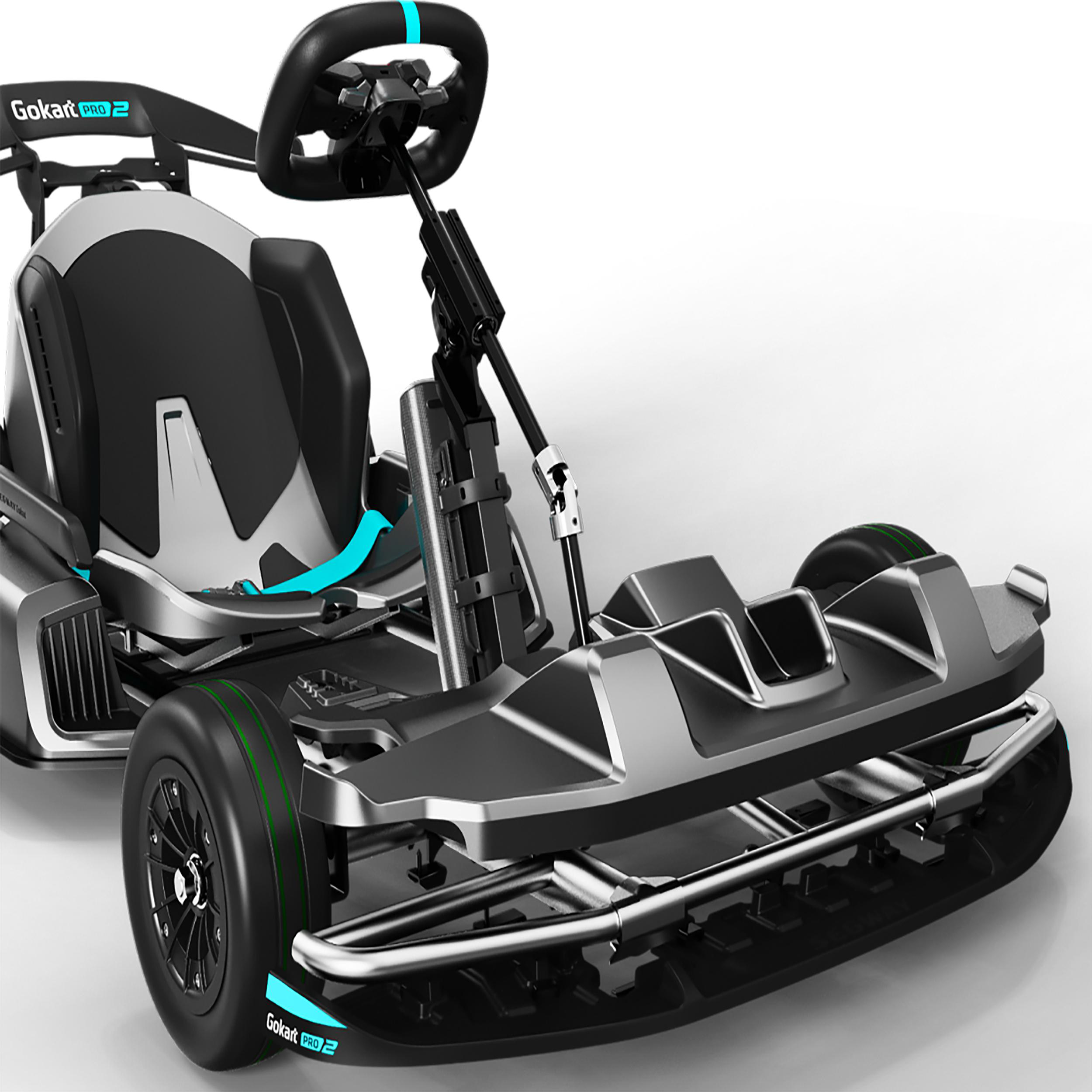Ein schwarzer und silberner Go-Kart mit schwarzen Rädern und einem Lenkrad. Weißer Hintergrund.