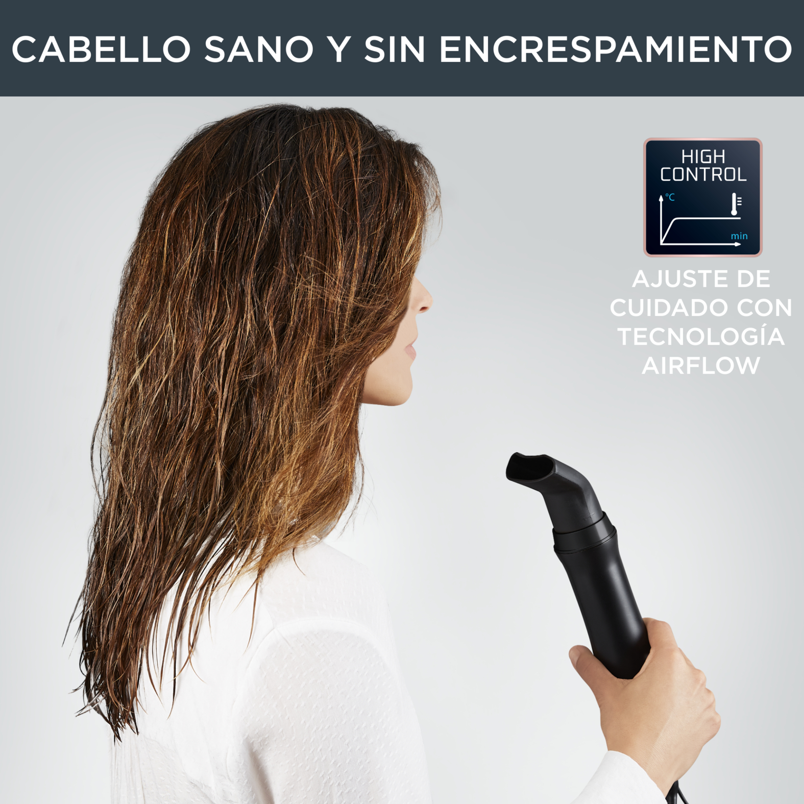Mujer con cabello largo usando un secador. El secador es negro, y ella está de perfil.