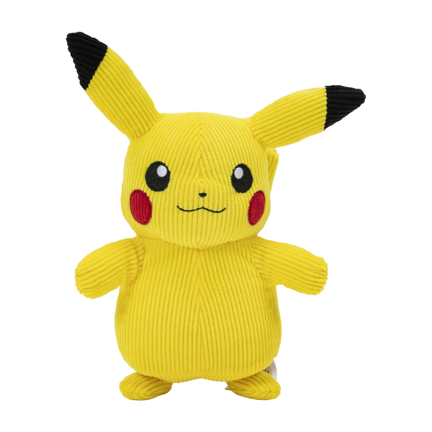 Un peluche di Pikachu giallo è in piedi contro uno sfondo bianco.