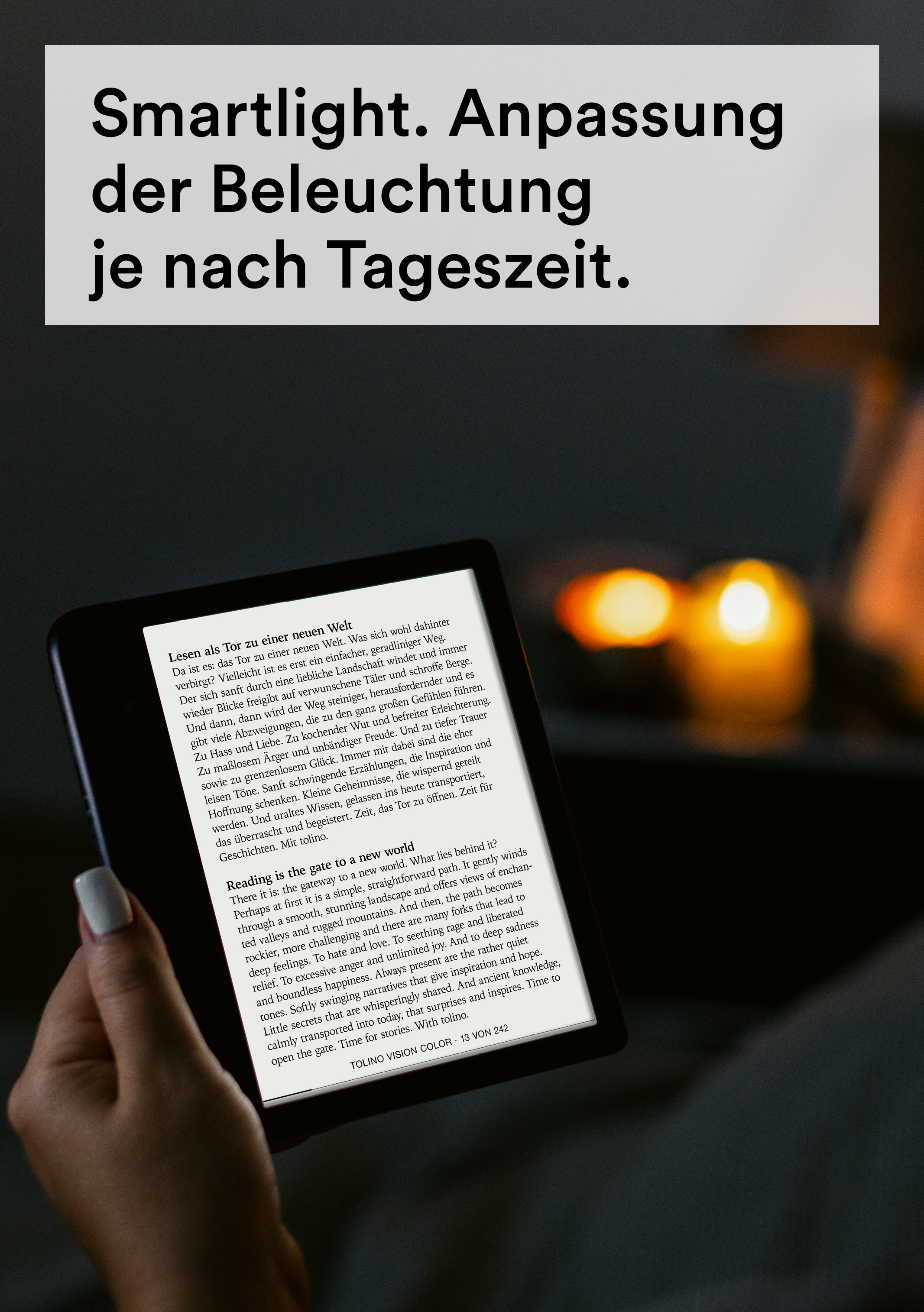 Eine Hand hält einen E-Reader mit Text, neben einem verschwommenen warmen Feuer.