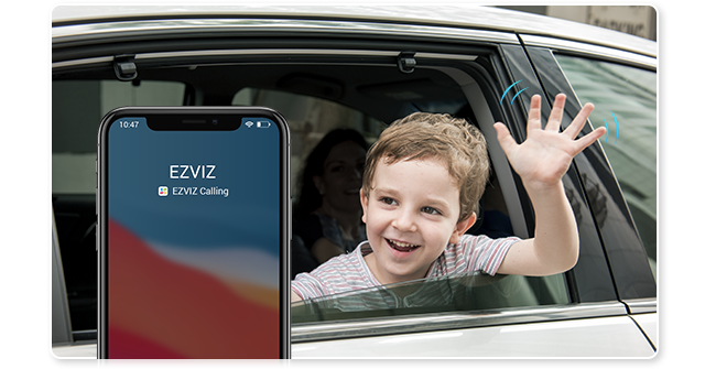 Egy gyerek integet egy autó ablakából. A telefonon az 'EZVIZ Calling' felirat látható.