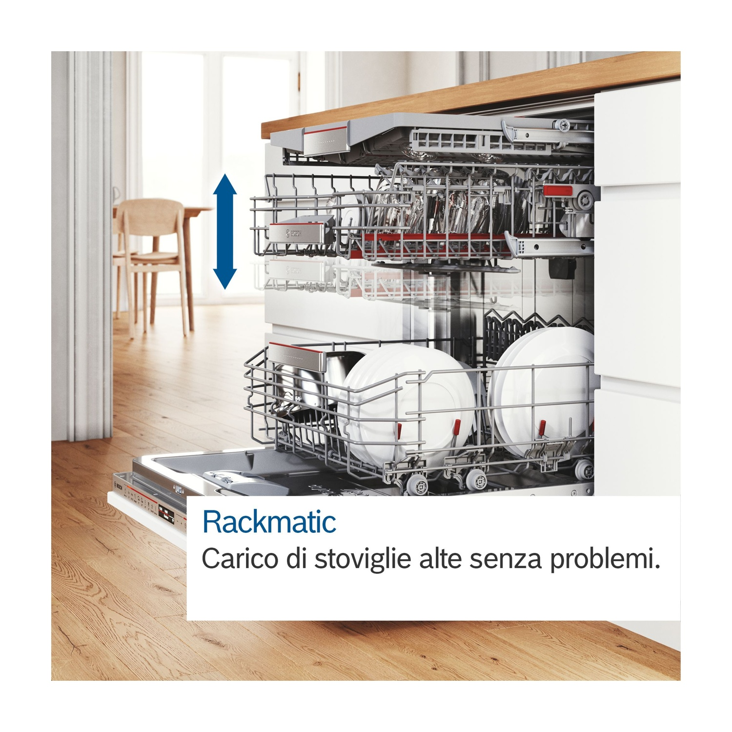 Lavastoviglie con porta aperta che mostra piatti, cestelli e Rackmatic. Testo: Carico di stoviglie alte senza problemi.