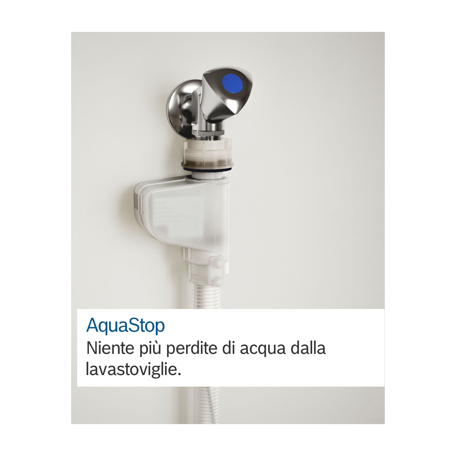 Un componente del sistema idrico. È cromato e blu con un box bianco collegato e un tubo bianco.