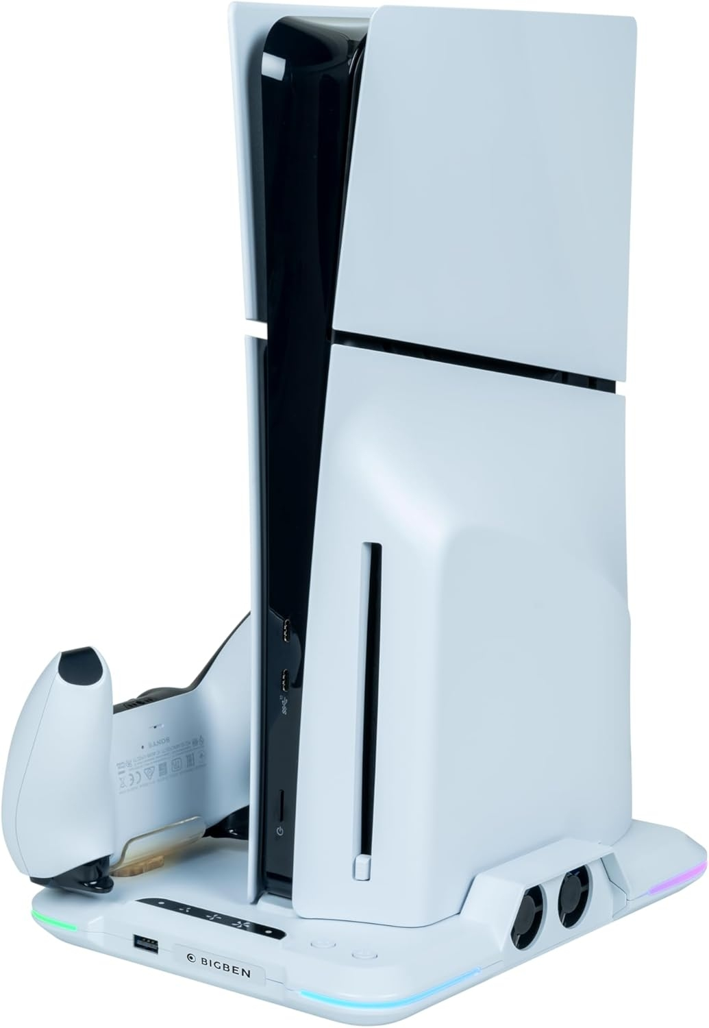 Console PlayStation 5 blanche avec une manette et une base. Vue latérale, en angle, sur fond blanc.