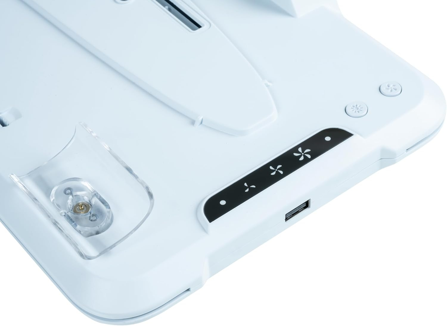 Appareil blanc avec boutons et port USB, probablement une base de nettoyage.