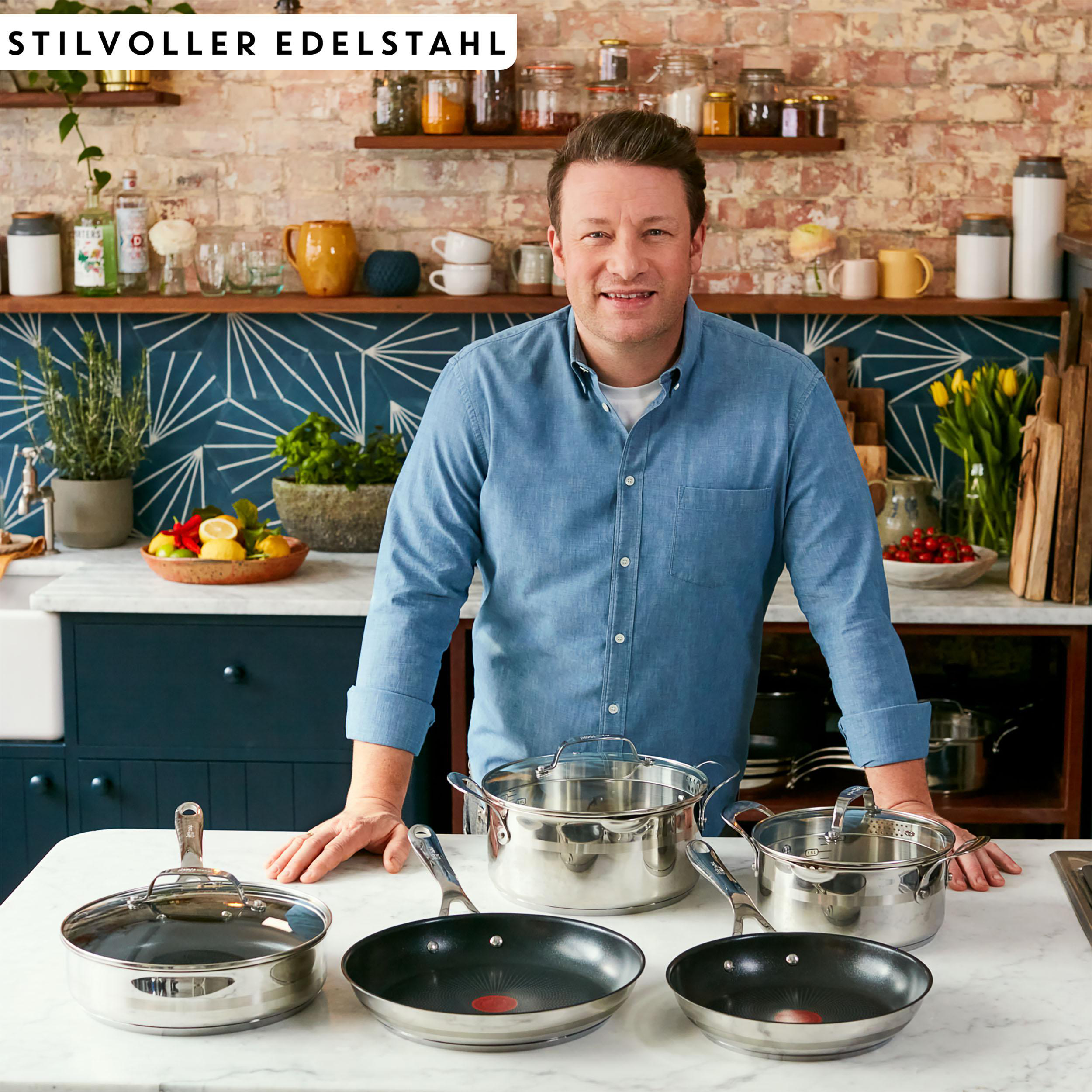 Jamie Oliver mit Edelstahl-Kochgeschirr in einer Küchenumgebung.