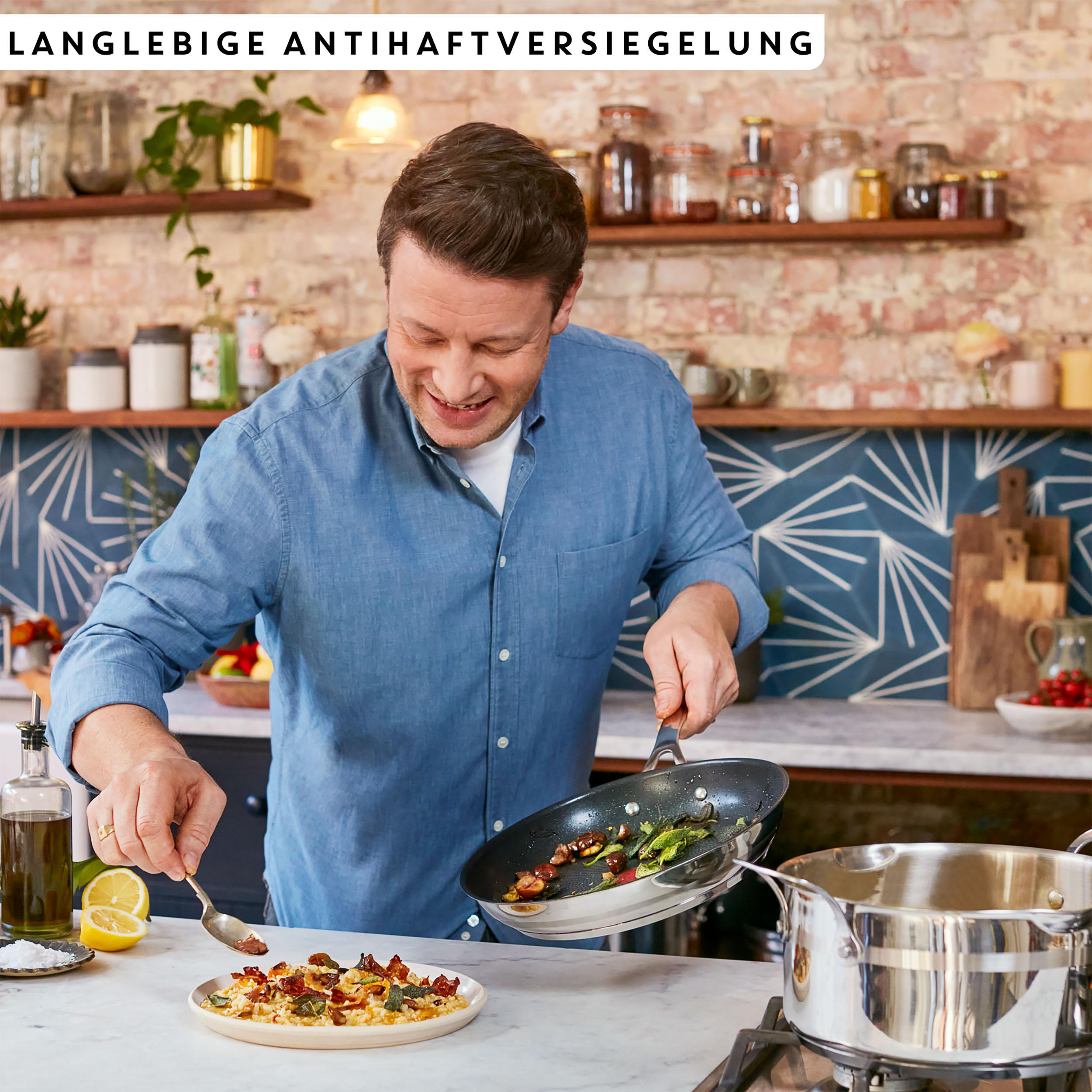 Ein Koch kocht in einer Küche, rührt Essen in einer Pfanne mit einem Löffel, mit deutschem Text.