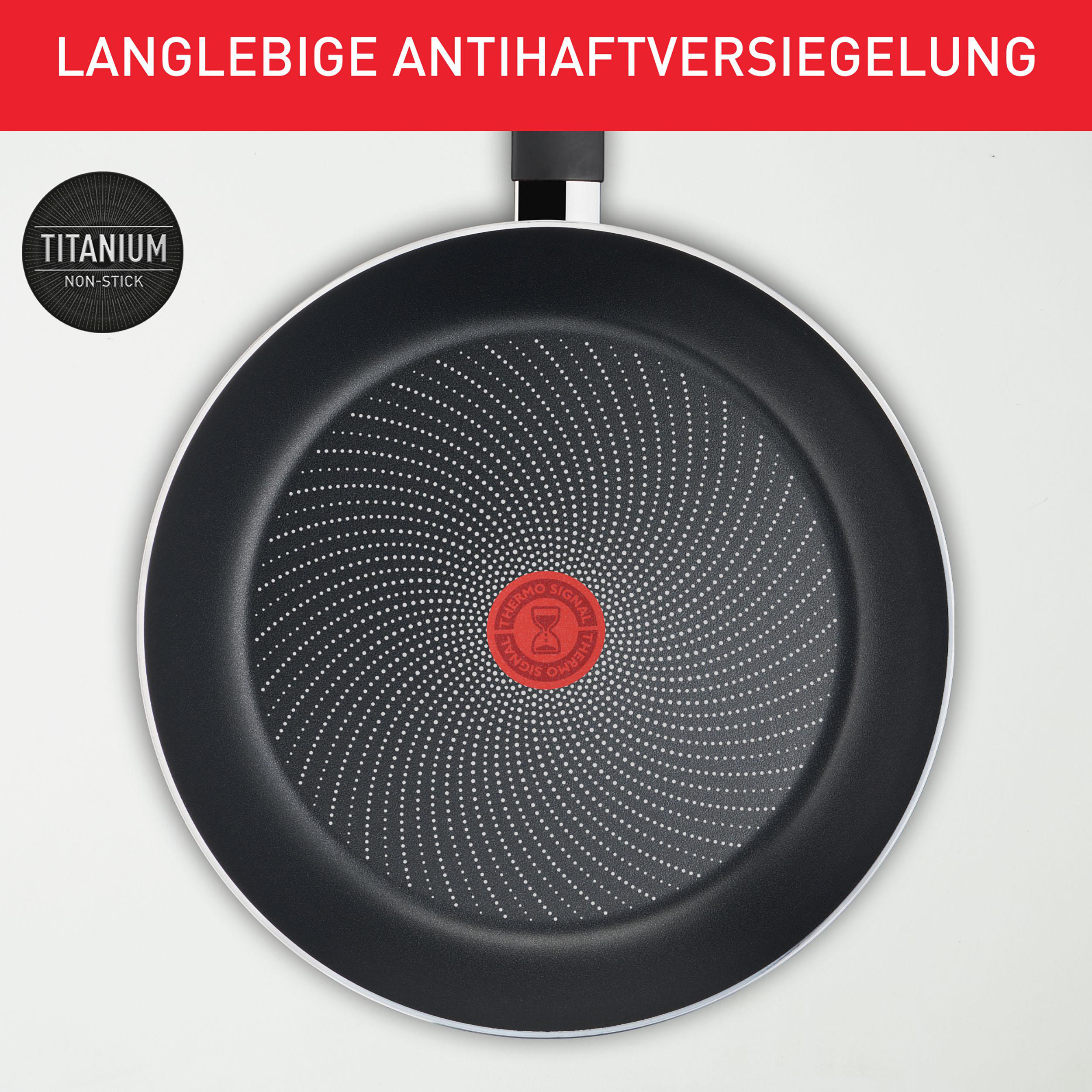 Schwarze Bratpfanne mit silbernem Rand und schwarzem Griff. Der Boden hat ein Design.