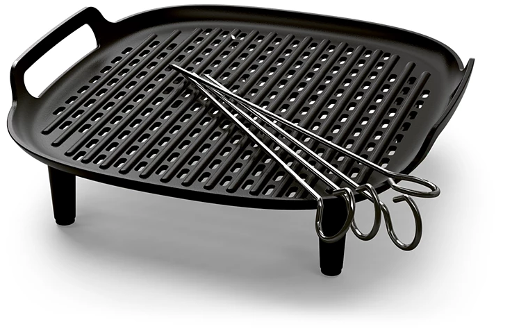 Fekete grill serpenyő három nyárssal fehér háttéren.