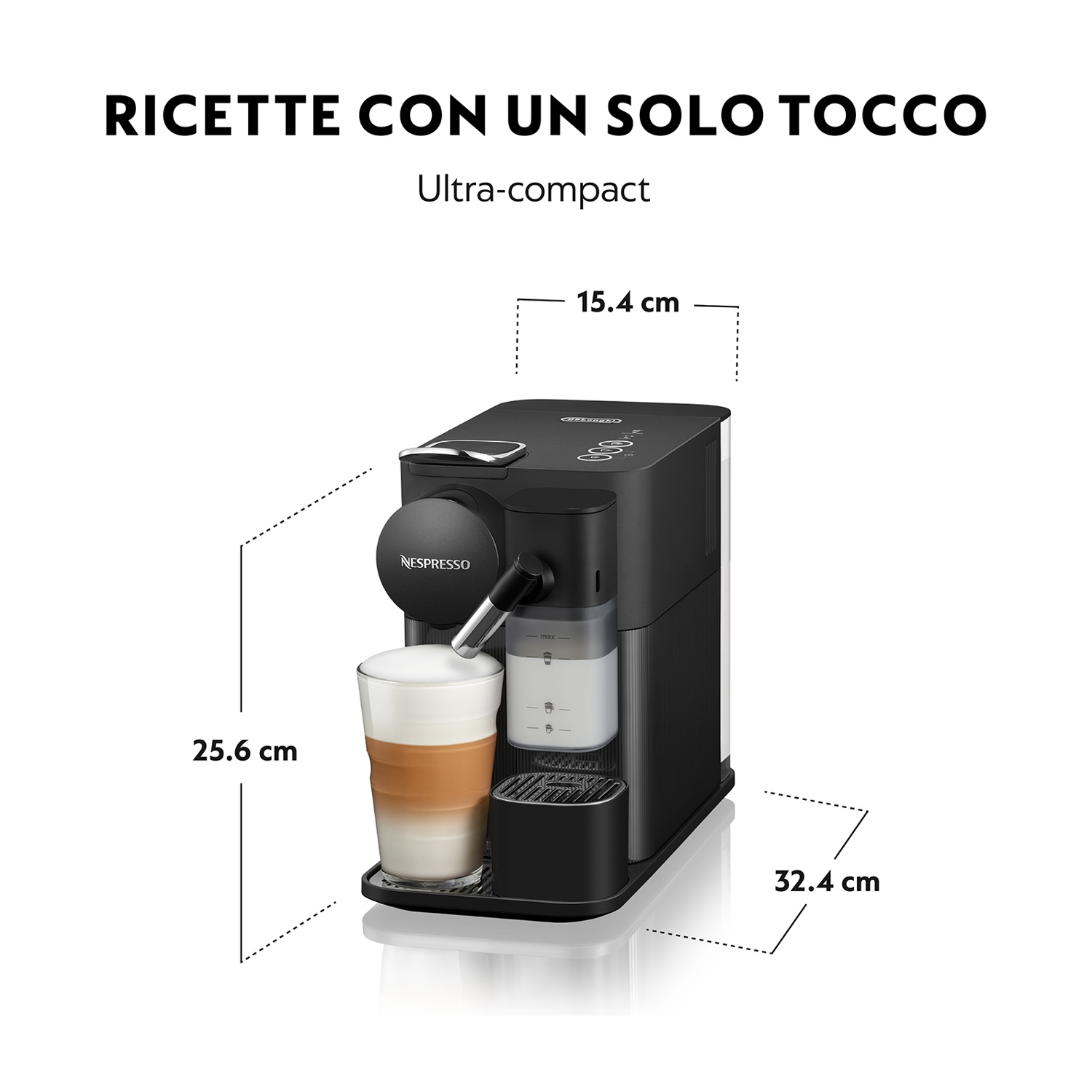 Una macchina da caffè Nespresso nera con dimensioni sovrapposte. Un latte si trova sotto l'erogatore.