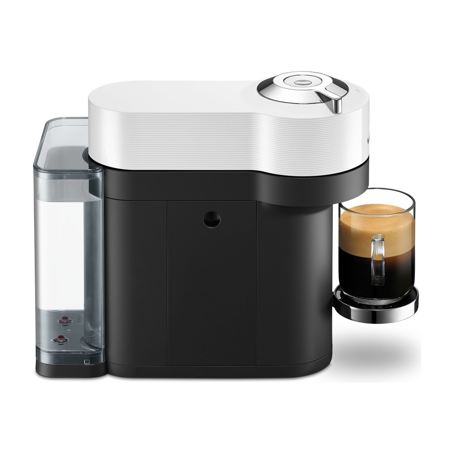 Macchina da caffè Nespresso in bianco e nero. Con serbatoio dell'acqua, tazza di caffè e un bicchiere di espresso.