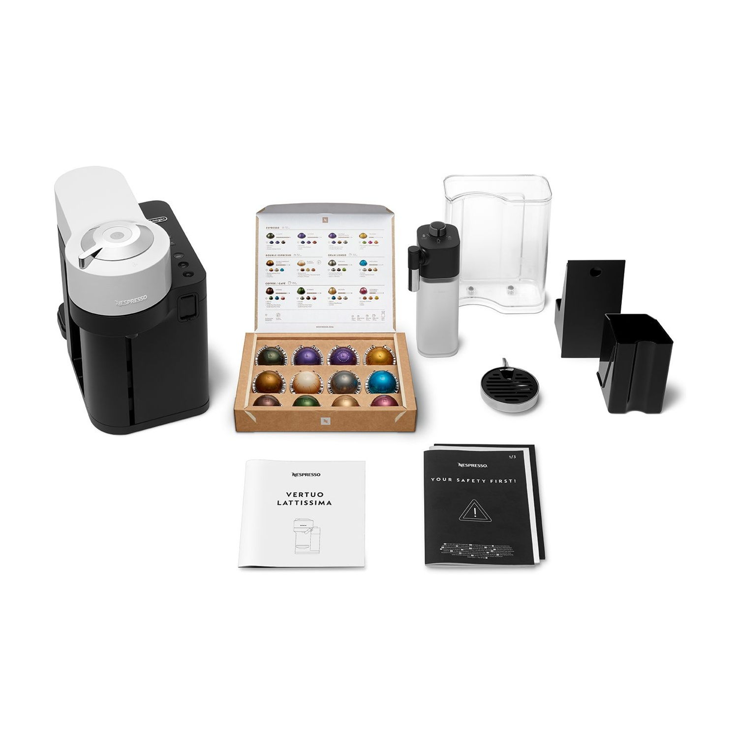 Macchina da caffè con capsule, serbatoio dell'acqua e accessori su sfondo bianco.
