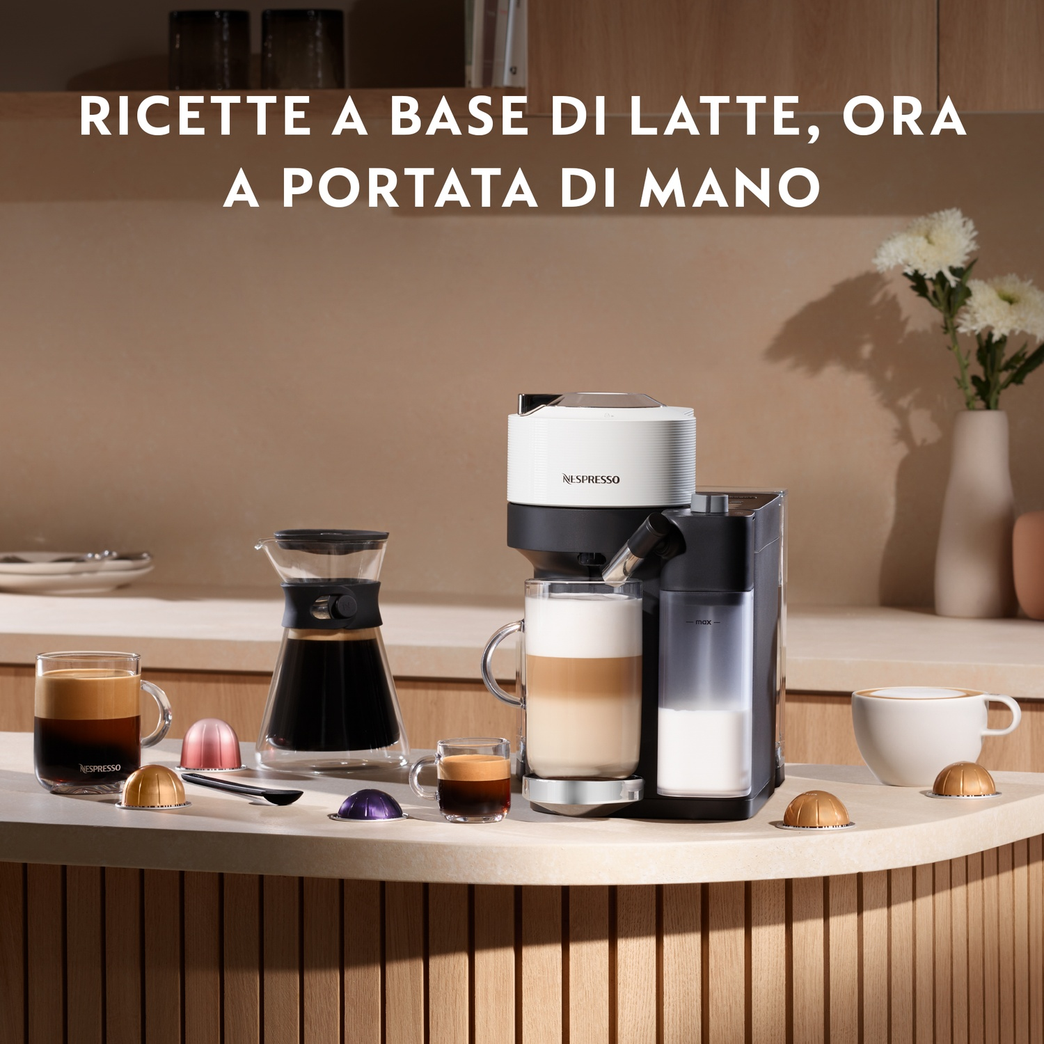 Macchina da caffè con due smartwatch e una tazza di caffè. Testo: 'RICEFFE A BASE DI LATTE'.