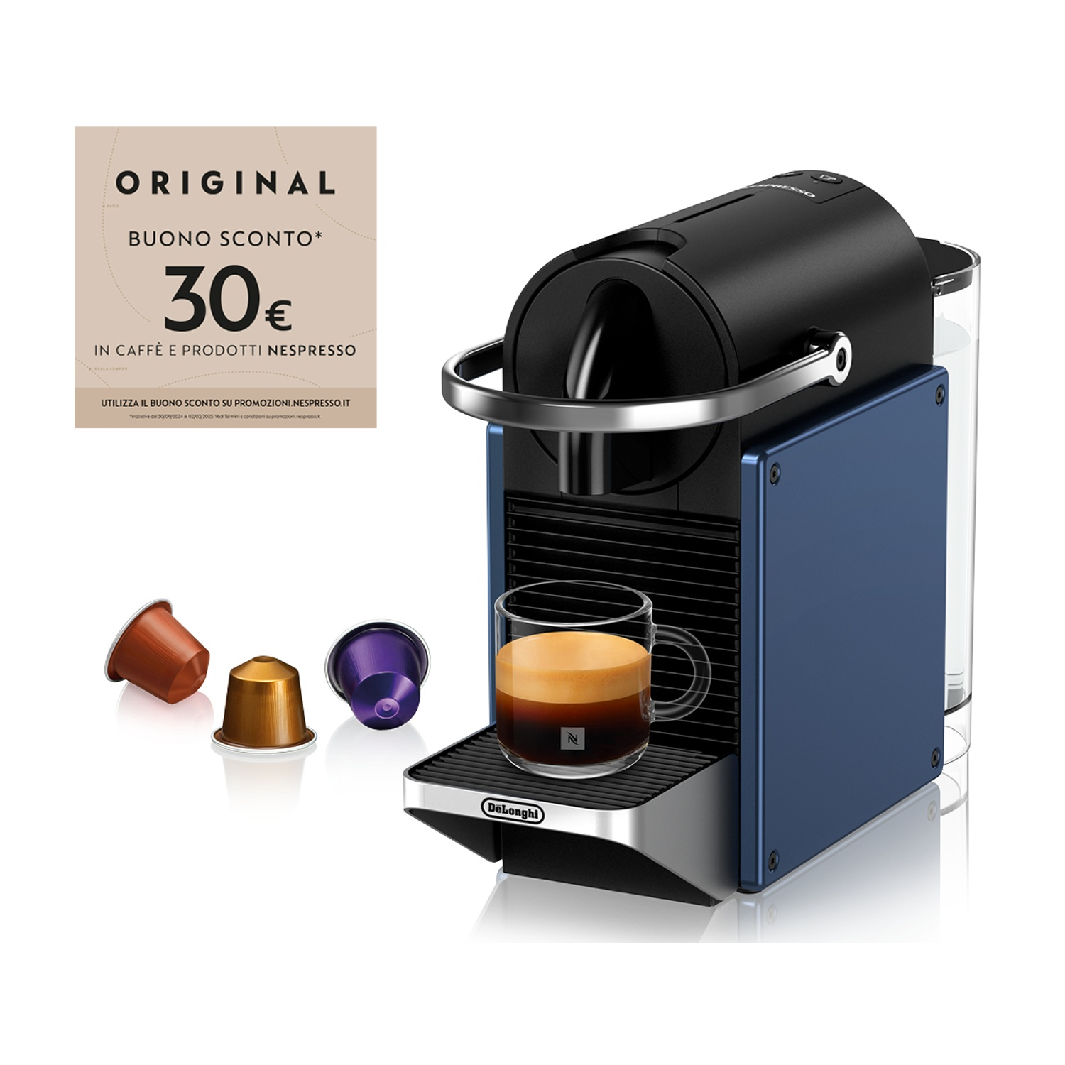 Una macchina Nespresso blu e nera con capsule e una tazza di espresso.