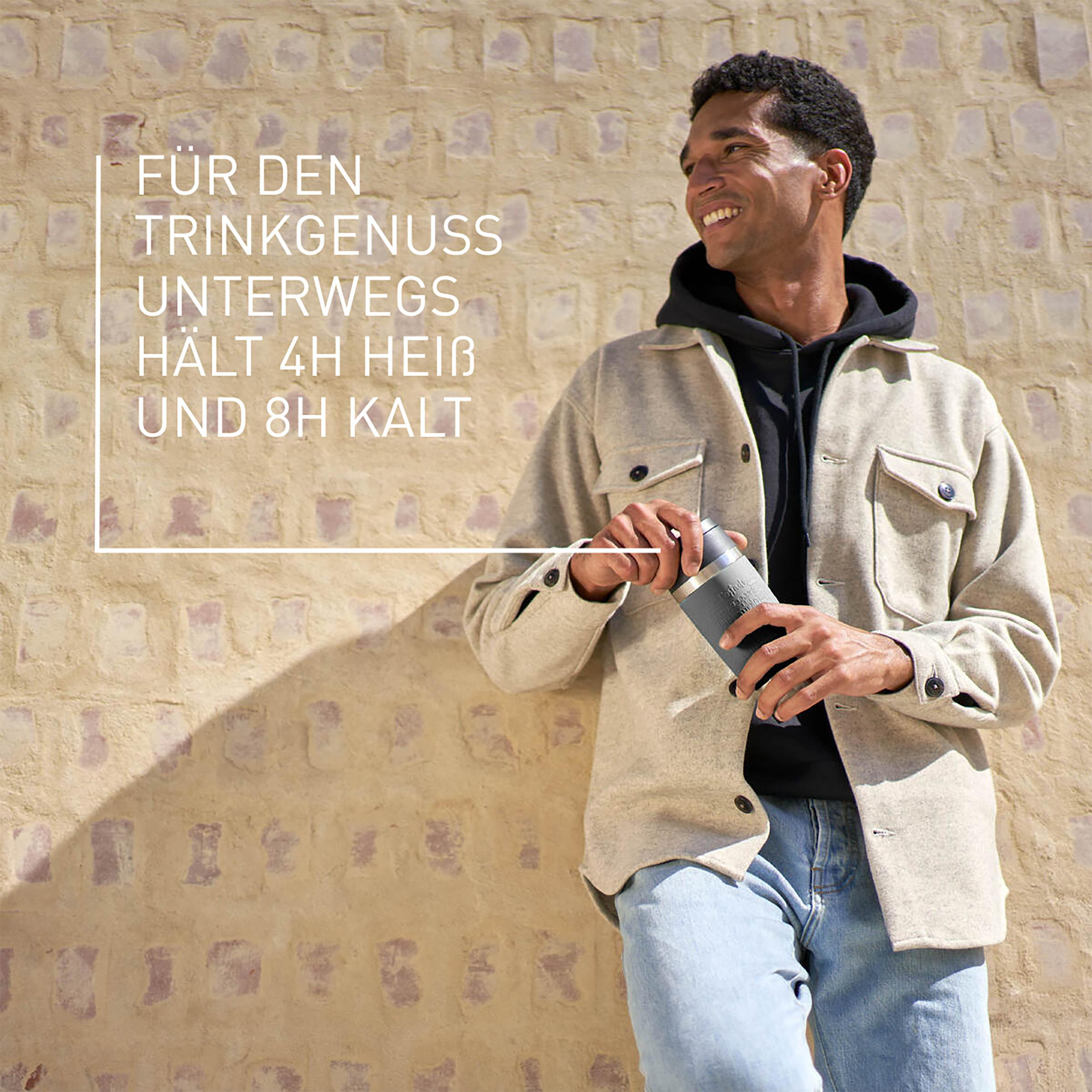 Mann hält eine Flasche, mit Text über Getränkegenuss unterwegs.