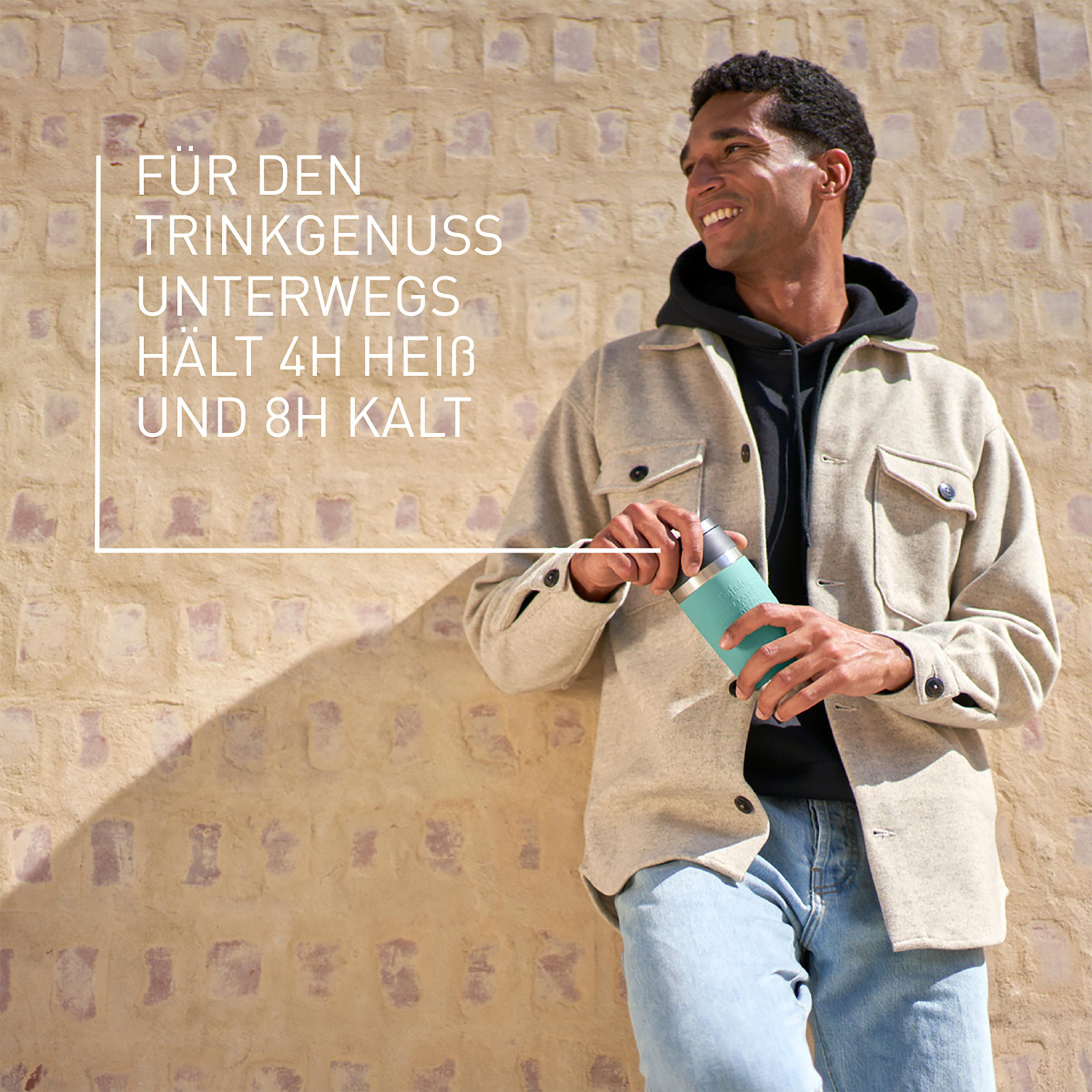 Mann mit Tasse, Text: 'Hält 4H heiß und 8H kalt.' Hintergrund Backsteinmauer.